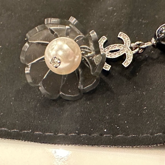 CHANEL Black & White Pearl CC Crystal Camellia Shoulder Duster Earrings. - Picture 5 of 6